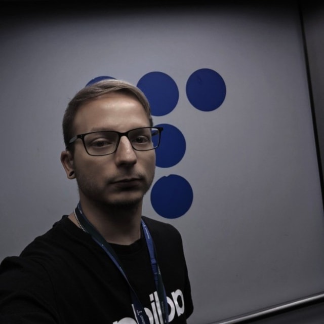 Tomás